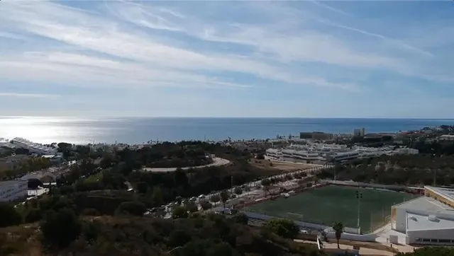 PLANTA BAJA CON JARDÍN Y TERRAZA CUBIERTA Y DESCUBIERTA, ORIENTADA AL SUROESTE Y CON VISTAS AL MAR. — 5