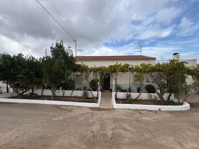Casa con parcela y apartamento independiente a la venta en L