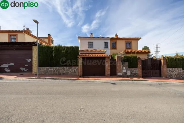 ✨ ¡Tu nuevo hogar con piscina a solo 15 minutos de Granada!