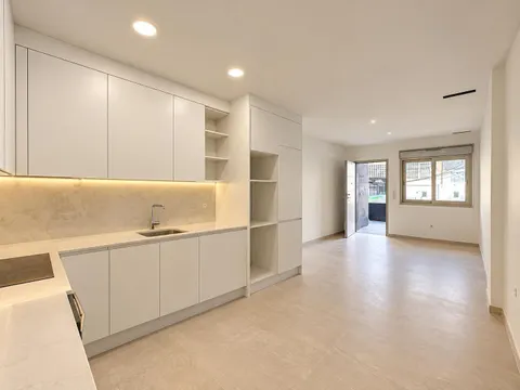 Apartamento en planta baja con 3 dormitorios y piscina en la azotea, a solo 150 metros de la Playa del Cura en Torrevieja