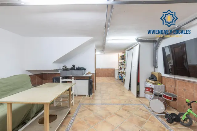 Casa independiente con piscina en La Zubia. — 33