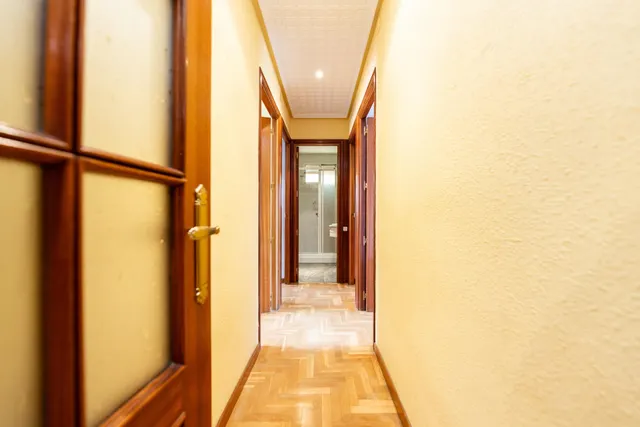 Piso amplio con 4 habitaciones y luminoso con terraza en zona tranquila y ajardinada. — 25