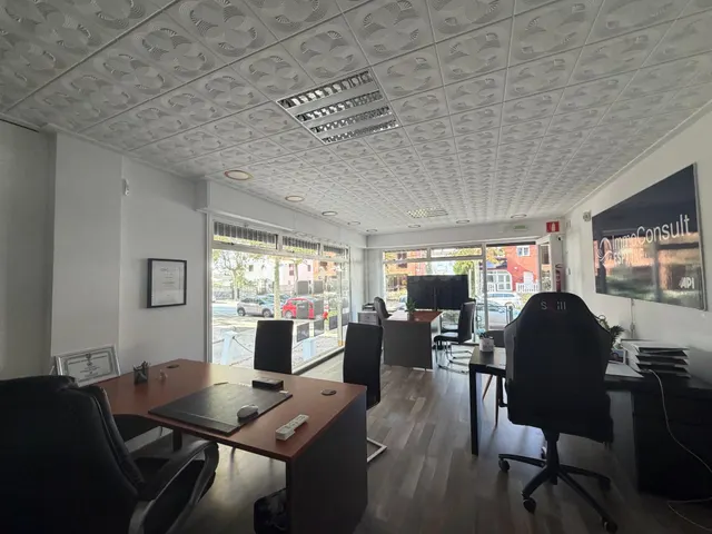 Local Comercial en Venta en Empuriabrava: Espacioso, Luminoso y Listo para Entrar — 5