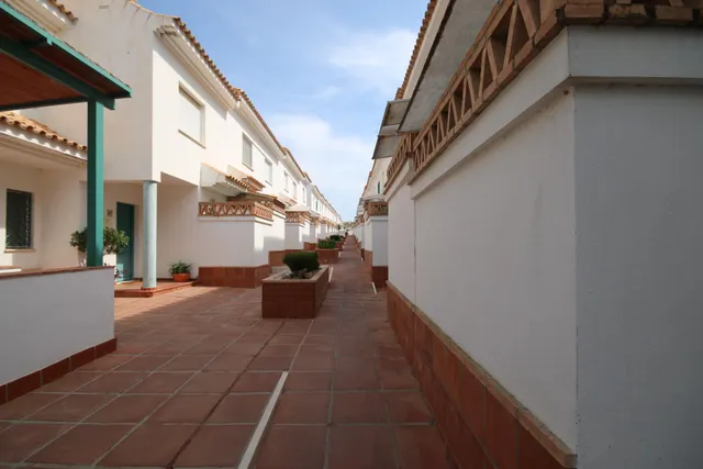 Exclusivo adosado de 3 plantas en Hoyo 14 junto al Campo de Golf – Nuevo Portil — 42