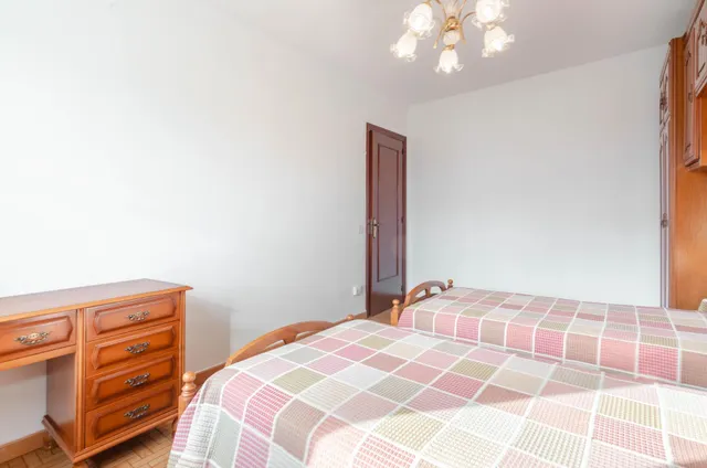 Casa con finca, seis dormitorios y amplio garaje a tres minutos del centro de noreña — 12