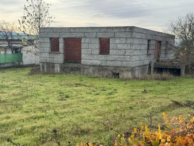 SE VENDE CASA DE PIEDRA CON TERRENO EN CONSTRUCCIÓN EN VILLA