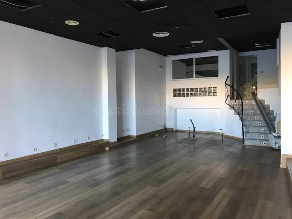 VENTA DE LOCAL COMERCIAL EN VISTALEGRE, FRENTE COLEGIO MARISTAS, 137 m2.