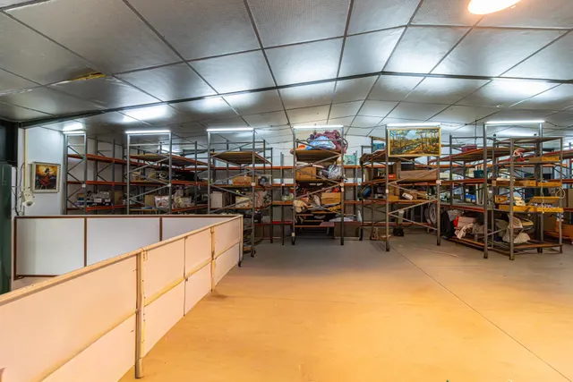 Nave en urbanizacion cerrada perfecta para almacen y venta — 15
