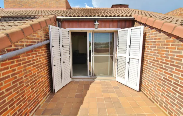 Exclusivo adosado en vistahermosa, Alicante — 439 m2 y dos grandes terrazas — 32