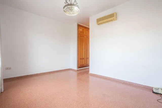 Almeria - cruz de caravaca: amplio triplex - 6 habitaciones + 3 baños + 1 aseo + garaje amplio + 2 salones + 2 cocinas + solarium — 23