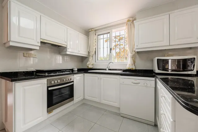 Amplia vivienda con piscina privada, terraza y garaje cerrado — 12