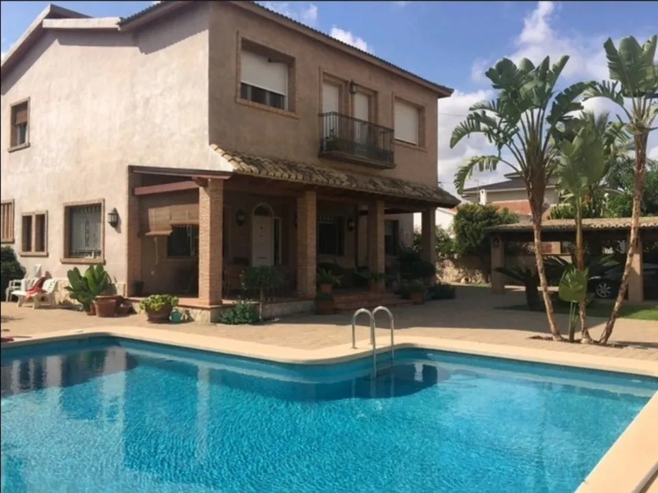 ¡ CHALET INDEPENDIENTE EN PLENO ELCHE !