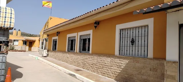SE VENDE CHALET EN MUY BUENA ZONA PEGADO AL PUEBO Y A 20 MINUTOS DE ALICANTE — 4