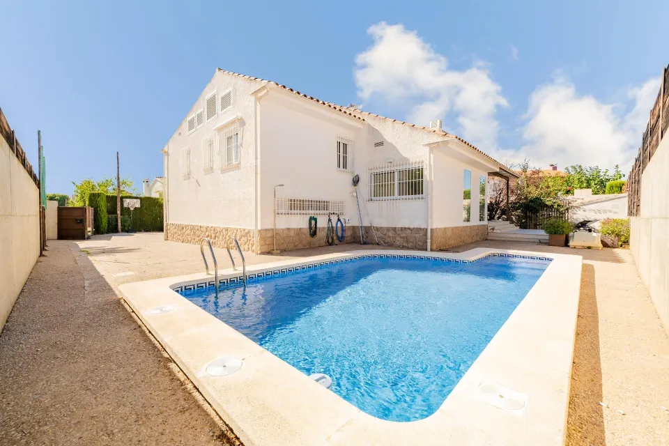 Villa independiente con piscina y 893 m2 de parcela en Benicàssim: espacio, diseño y privacidad