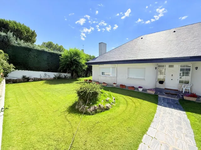 VENTA EN PLENO DOMINIO · Gran chalet de 545 m2 con placas so - foto 2
