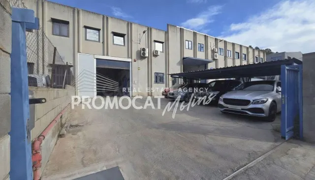 Espectacular Nave Industrial de 789 m2 con Patio de 300 m2 e