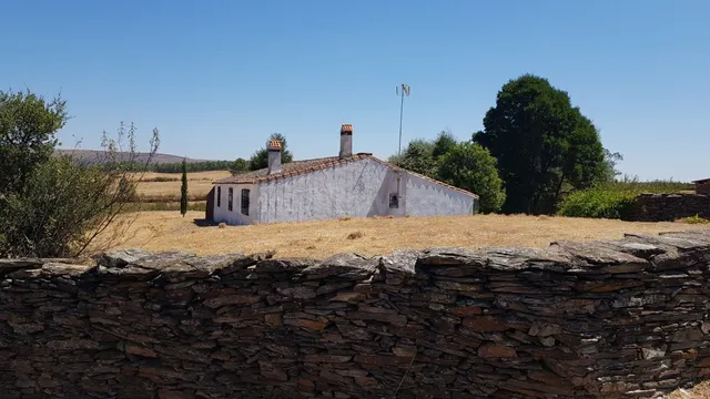 Finca rústica con casa de piedra en La Codosera-Bacoco