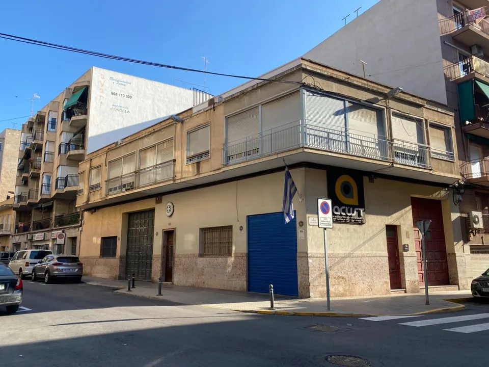 Se vende edificio en Altabix a 2 calles!Actualmente con 2 viviendas en Planta Alta, locales y sótano