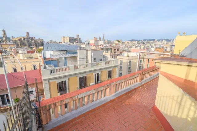 Espectacular vivienda esquinera con siete balcones frente al Mercat del Born — 41