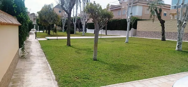 Bungalow esquinero renovado con terraza privada y piscinas comunitarias — 13