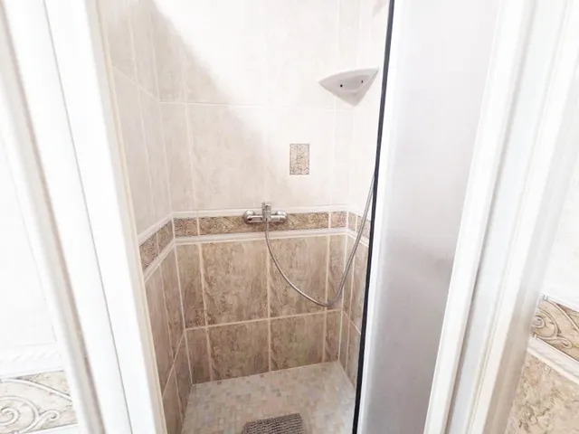 Chalet con 3 viviendas independientes, piscina privada cubierta y vistas al mar — 37