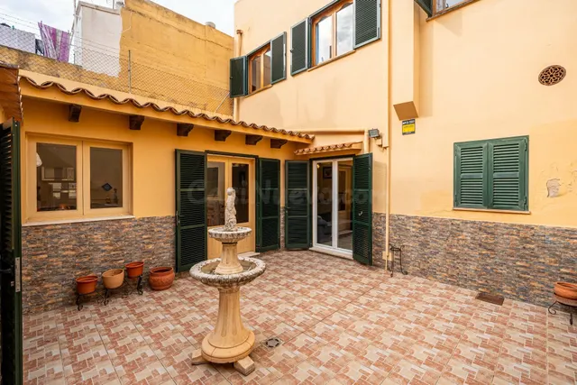 Casa de estilo mallorquín con patio, amplio garaje y terraza solárium — 2