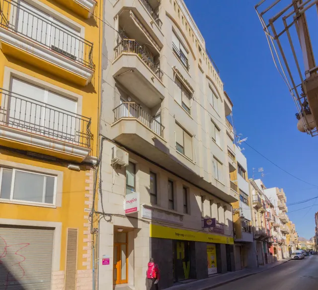 AMPLIO LOCAL COMERCIAL EN ALQUILER EN ORIHUELA. — 17