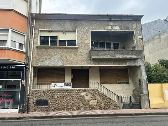 SE VENDE AMPLIA CASA CON SOLAR EN EL CENTRO DE CACABELOS - O