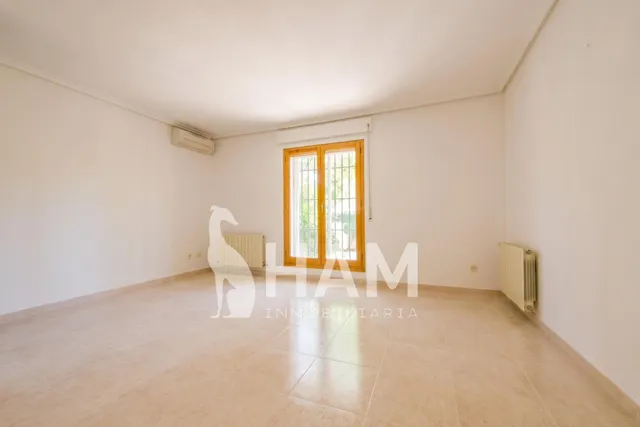 Casa en una planta con pabellón de invitados, piscina y garaje – Parcela 1.180 m2 — 24