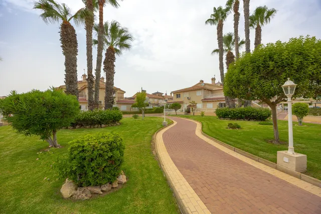 Bungalow de 2 dormitorios y piscina comunitaria en Orihuela Costa — 32