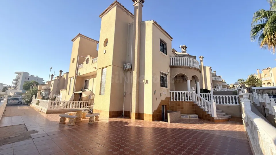 ADOSADO DE 3 DORMITORIOS Y 2 BAÑOS EN ORIHUELA COSTA (EL GALÁN)