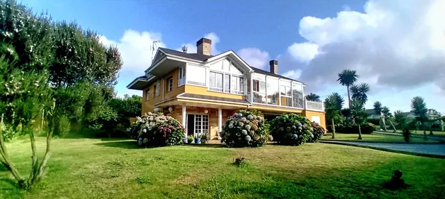 GRAN CASA CON AMPLIA FINCA, VISTAS AL MAR, A MENOS DE 1 KM D