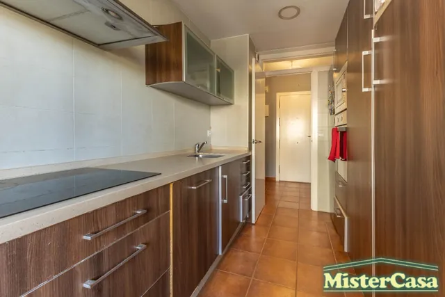 EXCLUSIVA. Piso zona sur VPO . 3 dormitorios , 2 baños , terraza . Plaza de garaje y trastero . — 14