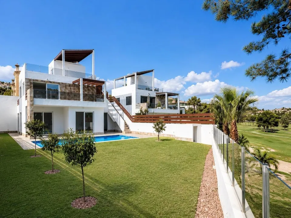Villa en Primera Linea con 4 Dormitorios a la venta en La Marquesa Golf