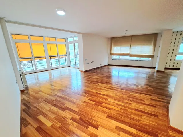 PISO EN AV SANTS PATRONS TODO REFORMADO DE 166M2 EN PLENO CE - foto 4