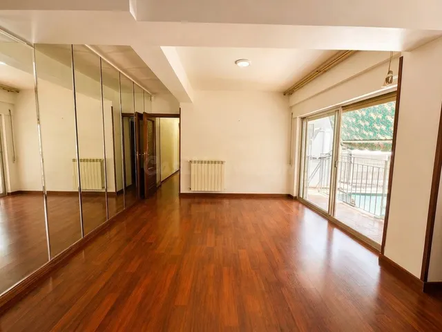 Luminoso piso con terraza y ascensor en una de las mejores z - foto 2