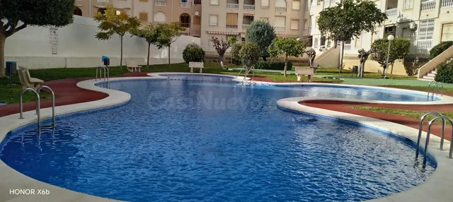 Encantador ático con 3 dormitorios y piscina comunitaria - foto 2