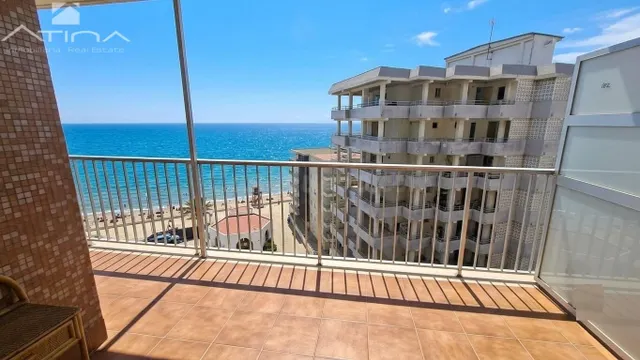 Apartamento en venta en primera línea de la Playa de Bellreg - foto 2