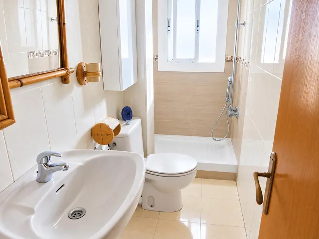 Piso luminoso de 3 habitaciones en Singuerlín, Santa Coloma de Gramenet — 6