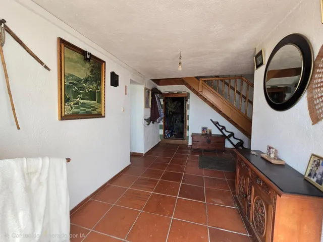 casa rodeada de zona verde — 11