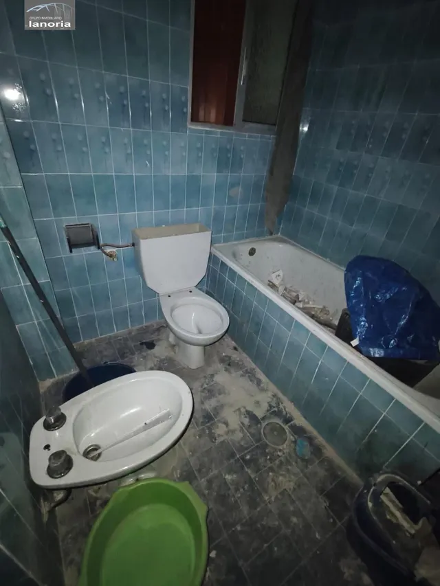 Grupo la Noria VENDE piso CON ascensor para REFORMAR y cochera individual con vado. 3 habitaciones, 1 baño. — 17