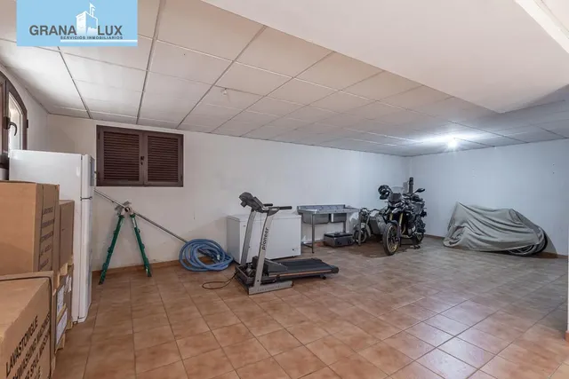 INCREÍBLE CHALET INDEPENDIENTE EN ZONA PRIVILEGIADA — 36