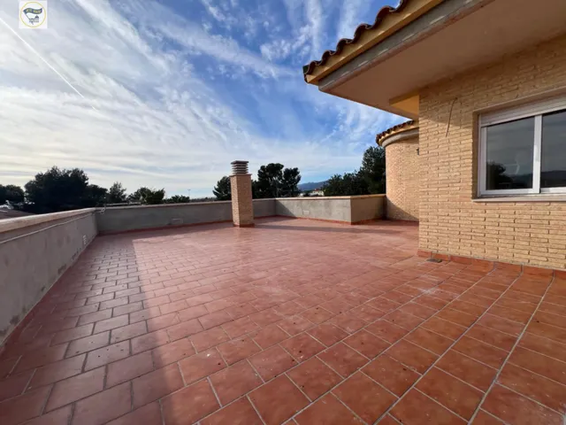 ESPECTACULAR CASA CON PISCINA — 50