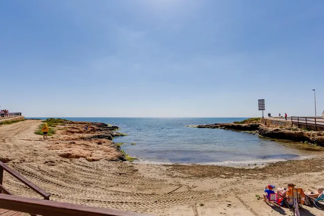 Gran piso de 4 dormitorios y dos baños en el corazón de Torrevieja, a menos de 500 metros del mar — 36
