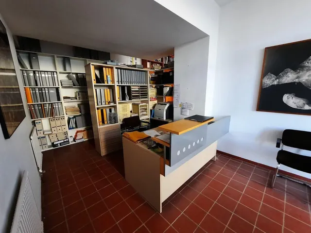Local de 90 m2 esquinero. — 17