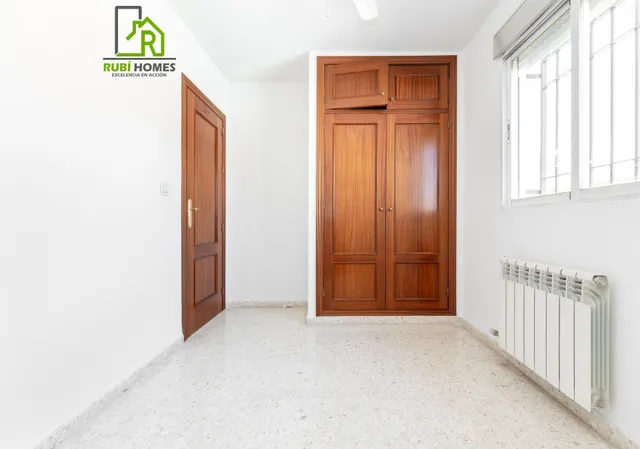Vive en el corazón de Armilla: 4 dormitorios, patio, terraza y garaje — 15
