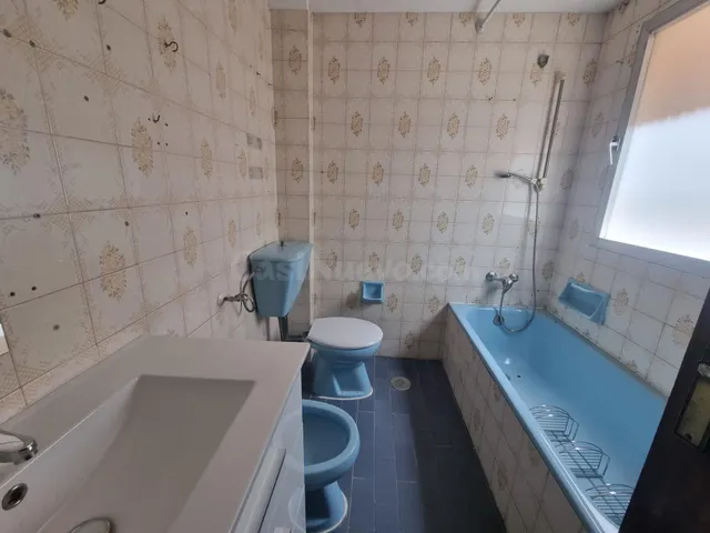 SE ALQUILA PISO SIN AMOBLAR EN UBICACIÓN INMEJORABLE - foto 2