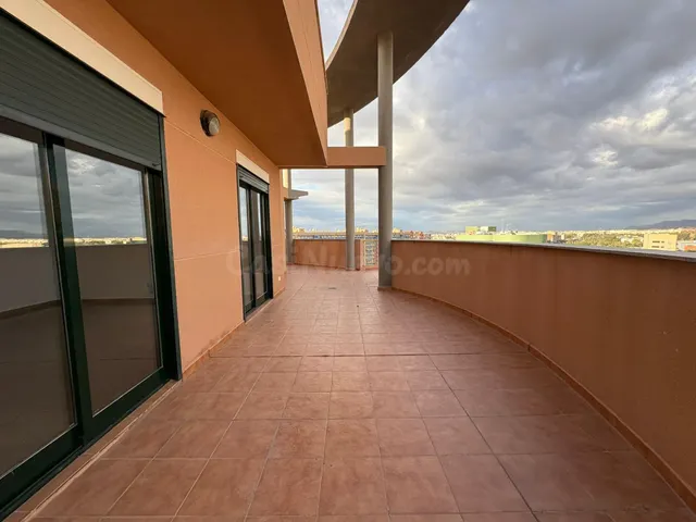 Ático de 3 Dormitorios y 2 Baños con terraza de 142 m2 y Pis
