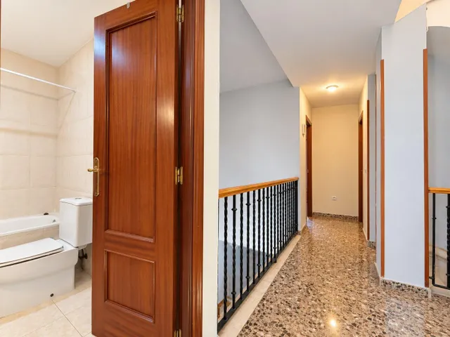 Adosado con gran patio, terraza y garaje en massarrojos, junto a Valencia — 35