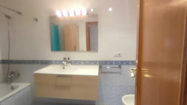 ¡Buscamos al 4.º compañer@ de piso! Habitación amplia junto a la Universidad — 8